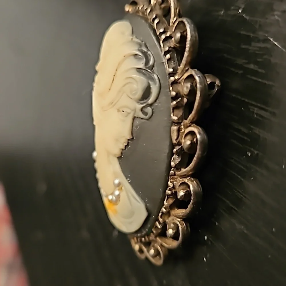 Vintage Bronze Ornate Cameo Brooch or necklace with mini pe…